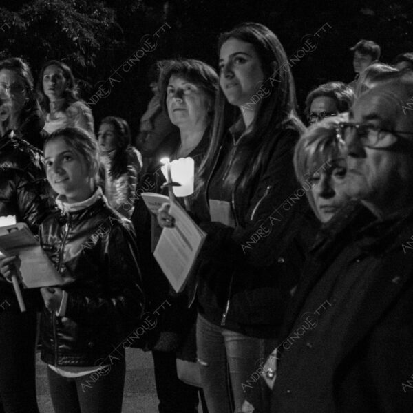 colturano balbiano messa mass processione procession pasqua easter prete priest rito religioso religious ritual notte nigth sera bianco e nero black and white