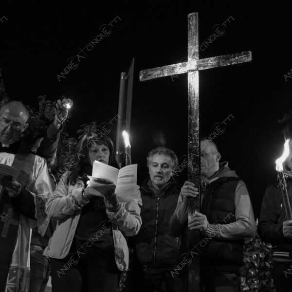 colturano balbiano messa mass processione procession pasqua easter prete priest rito religioso religious ritual notte nigth sera bianco e nero black and white