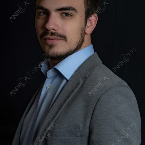 modello model fashion uomo man fotoshooting photoshoot servizio fotografico contrasto contrastato contrast contrasted chiaro scuro light dark ombre shadows ritratto portrait studio photography ragazzo teen