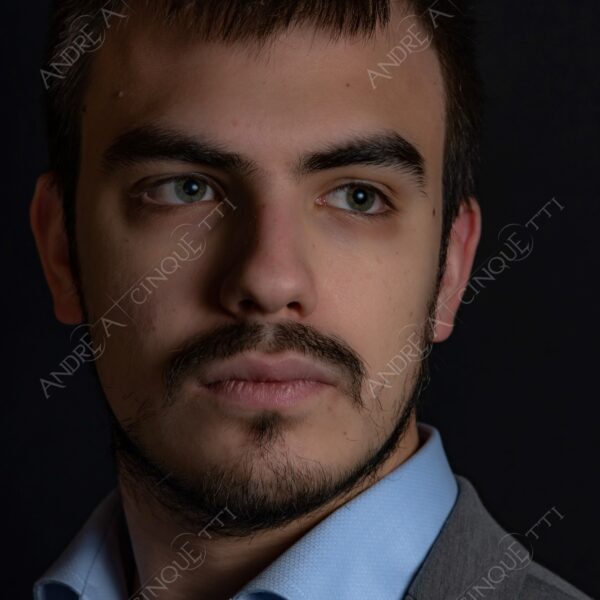 modello model fashion uomo man fotoshooting photoshoot servizio fotografico contrasto contrastato contrast contrasted chiaro scuro light dark ombre shadows ritratto portrait studio photography ragazzo teen