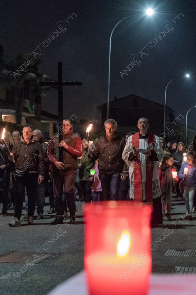 colturano balbiano messa mass processione procession pasqua easter prete priest rito religioso religious ritual notte nigth sera