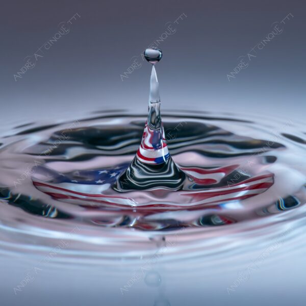 macro photography goccia gocce d'acqua water drop drops droplet droplets high speed sync studio photography riflessi reflections splash colori colours bounce bouncing bandiera flag usa unites states of america stars and stripes