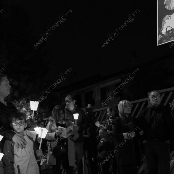 colturano balbiano messa mass processione procession pasqua easter prete priest rito religioso religious ritual notte nigth sera bianco e nero black and white