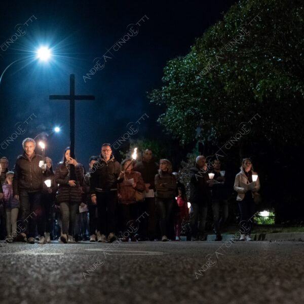 colturano balbiano messa mass processione procession pasqua easter prete priest rito religioso religious ritual notte nigth sera