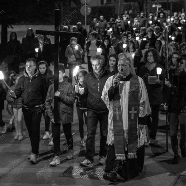 colturano balbiano messa mass processione procession pasqua easter prete priest rito religioso religious ritual notte nigth sera bianco e nero black and white