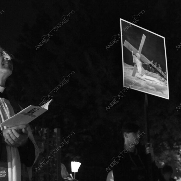 colturano balbiano messa mass processione procession pasqua easter prete priest rito religioso religious ritual notte nigth sera bianco e nero black and white