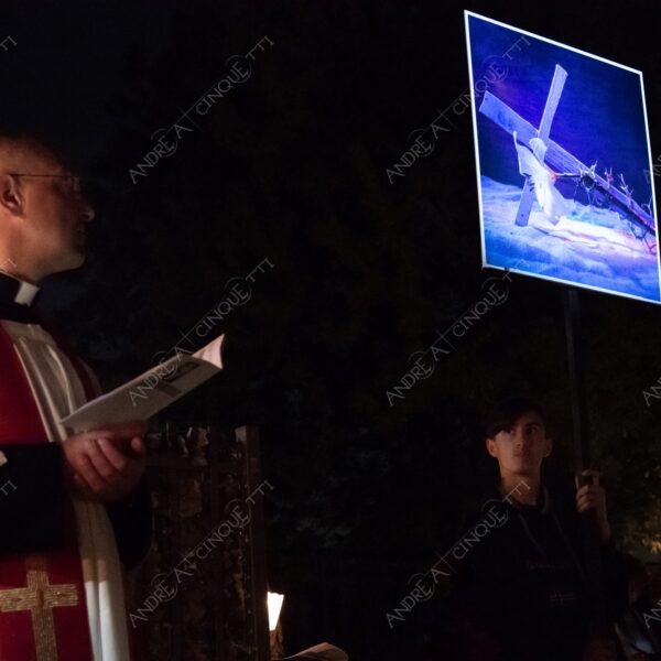 colturano balbiano messa mass processione procession pasqua easter prete priest rito religioso religious ritual candele candles notte nigth sera
