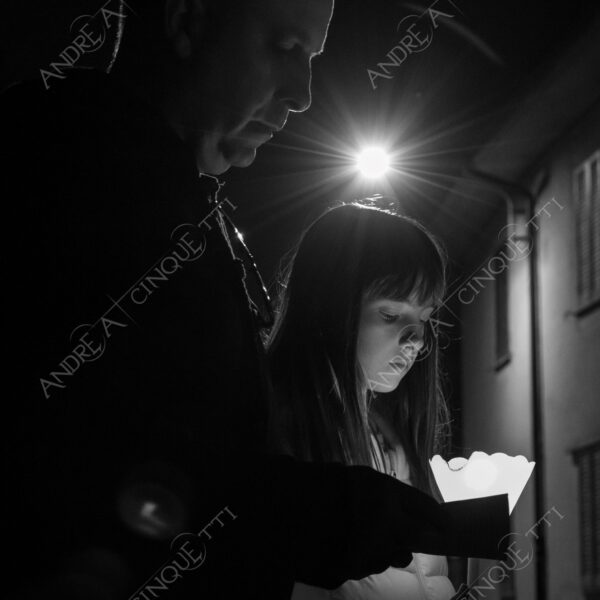 colturano balbiano messa mass processione procession pasqua easter prete priest rito religioso religious ritual candele candles notte nigth sera bianco e nero black and white