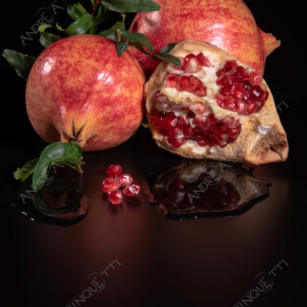 still life natura morta melograno pome granate riflessi reflections ombre shadows