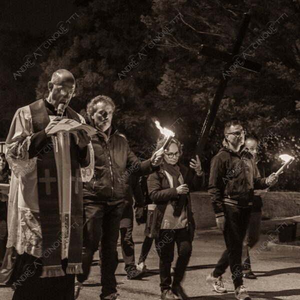 colturano balbiano messa mass processione procession pasqua easter prete priest rito religioso religious ritual candele candles notte nigth sera bianco e nero black and white
