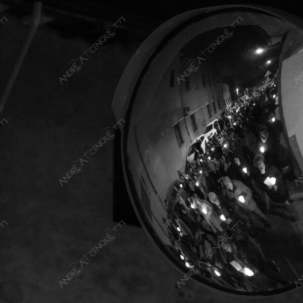 colturano balbiano messa mass processione procession pasqua easter prete priest rito religioso religious ritual notte nigth sera bianco e nero black and white specchio mirror