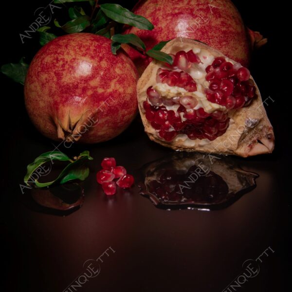 still life natura morta melograno pome granate riflessi reflections ombre shadows