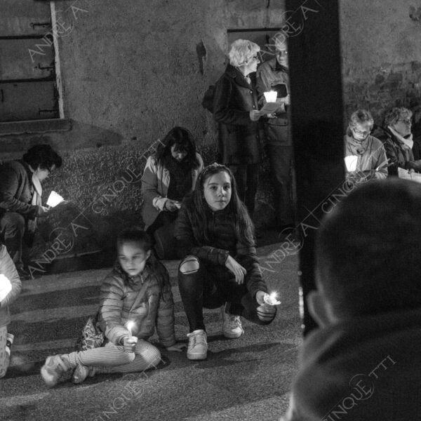 colturano balbiano messa mass processione procession pasqua easter prete priest rito religioso religious ritual notte nigth sera bianco e nero black and white