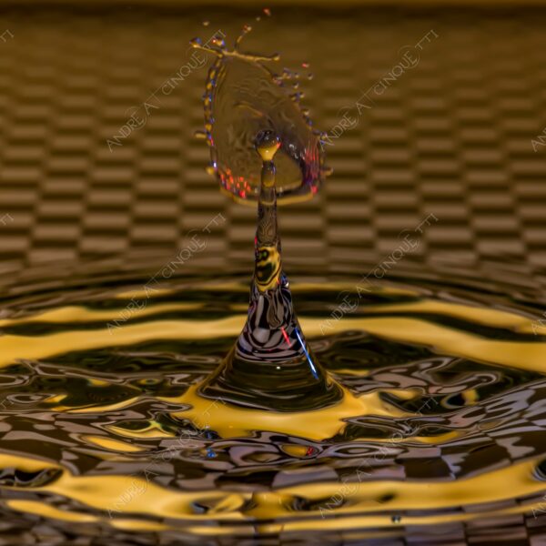macro photography goccia gocce d'acqua water drop drops high speed sync riflessi reflections splash colori colours bounce bouncing scacchi chess pattern