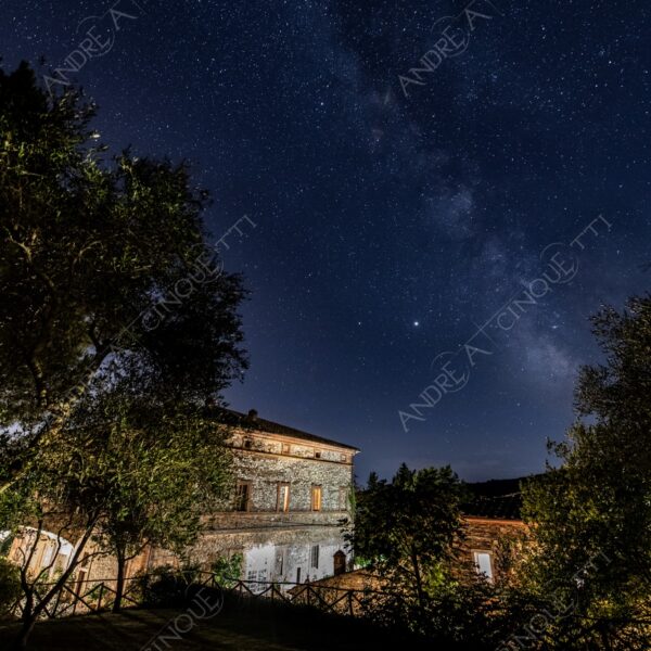 villa buoninsegna via lattea milky way stelle stars lunga esposizione long exposure tenuta manor casa house