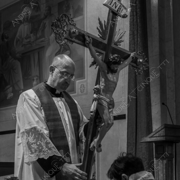 colturano balbiano messa mass processione procession pasqua easter prete priest rito religioso religious ritual notte nigth sera bianco e nero black and white