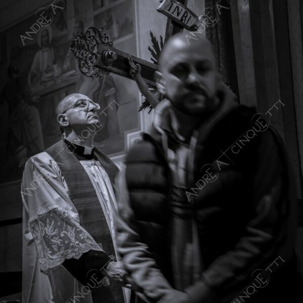 colturano balbiano messa mass processione procession pasqua easter prete priest rito religioso religious ritual notte nigth sera bianco e nero black and white