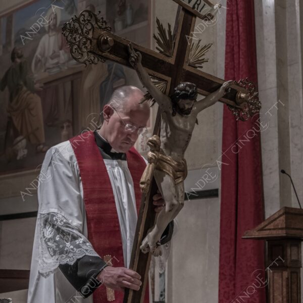 colturano balbiano messa mass processione procession pasqua easter prete priest rito religioso religious ritual notte nigth sera