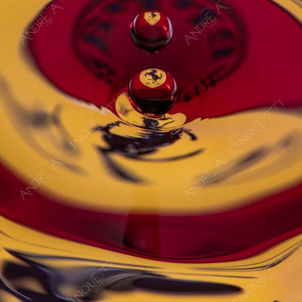 macro photography goccia gocce d'acqua water drop drops droplet droplets high speed sync studio photography riflessi reflections splash colori colours bounce bouncing marchio logo ferrari