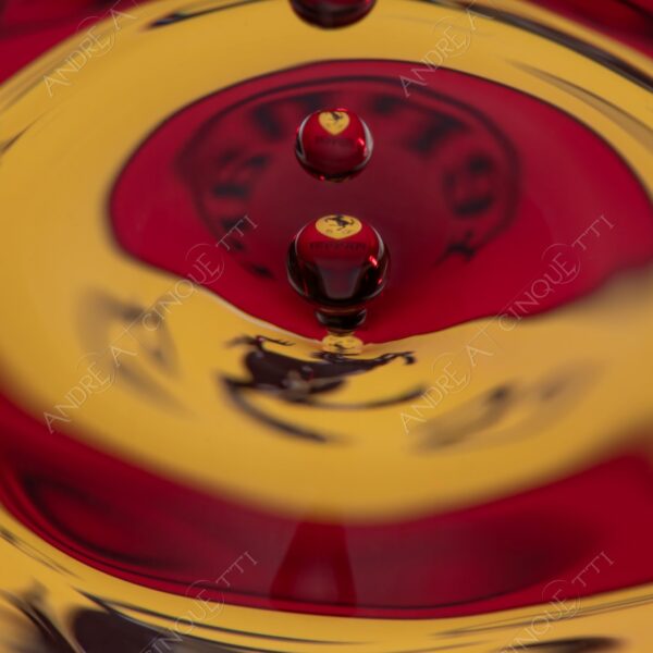 macro photography goccia gocce d'acqua water drop drops droplet droplets high speed sync studio photography riflessi reflections splash colori colours bounce bouncing marchio logo ferrari