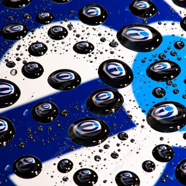 macro photography goccia gocce d'acqua water drop drops droplet droplets studio photography riflessi reflections splash colori colours logo