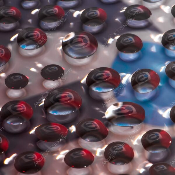 macro photography goccia gocce d'acqua water drop drops droplet droplets studio photography riflessi reflections splash colori colours logo