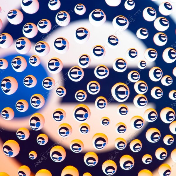 macro photography goccia gocce d'acqua water drop drops droplet droplets studio photography riflessi reflections splash colori colours logo