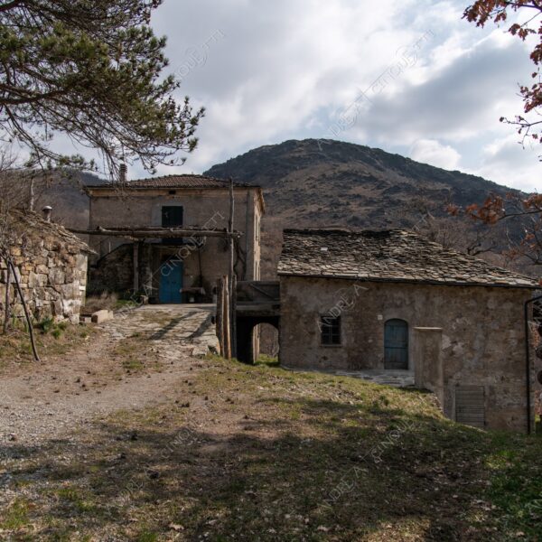 bosco woods foresta forest autunno autumn fall sentiero trail path footpath foliage foglie leaves alberi trees natura nature selvaggio wild casa home house pietre stones abbndonato abandoned forsaken dimenticato forgotten