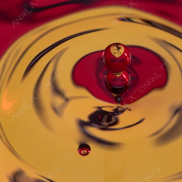 macro photography goccia gocce d'acqua water drop drops droplet droplets high speed sync studio photography riflessi reflections splash colori colours bounce bouncing marchio logo ferrari