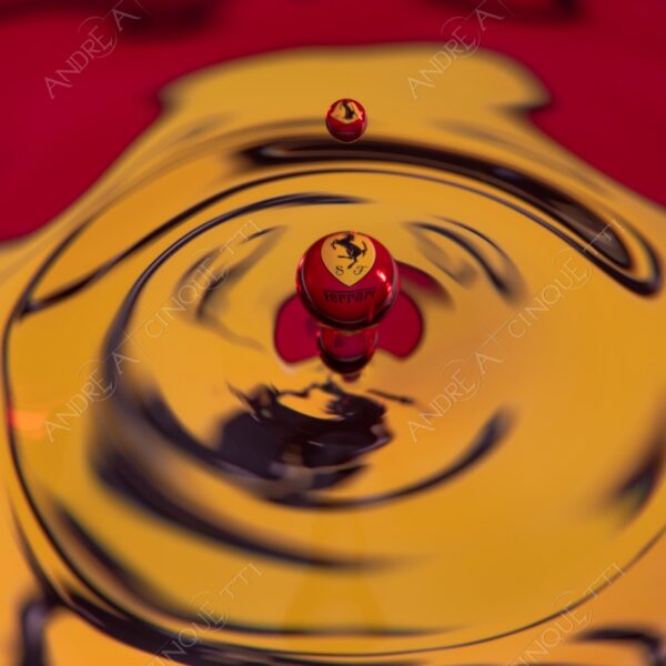 macro photography goccia gocce d'acqua water drop drops droplet droplets high speed sync studio photography riflessi reflections splash colori colours bounce bouncing marchio logo ferrari
