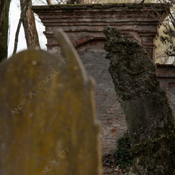 cimitero graveyard cemetery tomba tomb grave lapide headstone abbondonato abandoned forsaken rovine ruins dimenticato forgotten terzo paesaggio