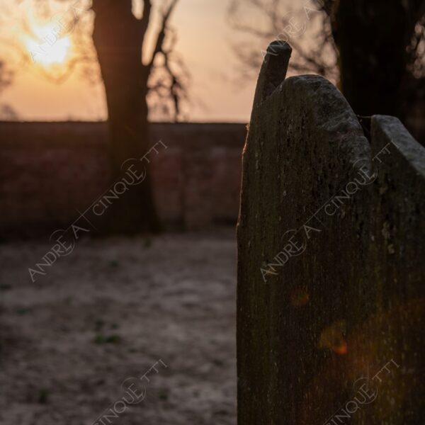 cimitero graveyard cemetery tomba tomb grave lapide headstone abbondonato abandoned forsaken rovine ruins dimenticato forgotten terzo paesaggio sole sun tramonto sunset sundown crepuscolo dusk twilight alba sunrise