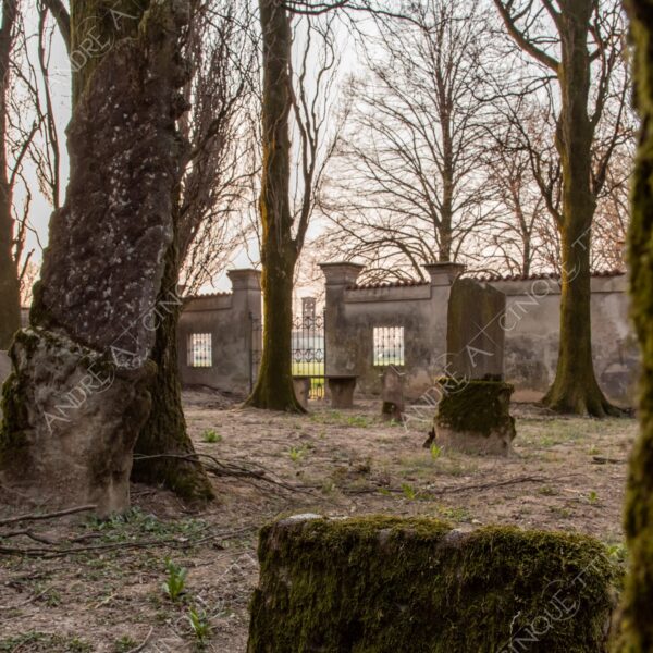 cimitero graveyard cemetery tomba tomb grave lapide headstone abbondonato abandoned forsaken rovine ruins dimenticato forgotten terzo paesaggio