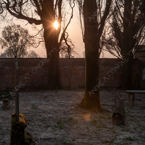 cimitero graveyard cemetery tomba tomb grave lapide headstone abbondonato abandoned forsaken rovine ruins dimenticato forgotten terzo paesaggio sole sun tramonto sunset sundown crepuscolo dusk twilight alba sunrise