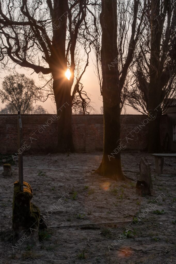 cimitero graveyard cemetery tomba tomb grave lapide headstone abbondonato abandoned forsaken rovine ruins dimenticato forgotten terzo paesaggio sole sun tramonto sunset sundown crepuscolo dusk twilight alba sunrise