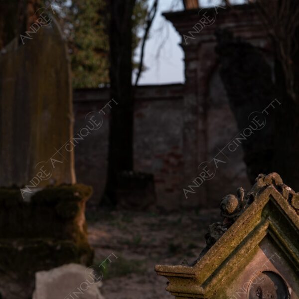 cimitero graveyard cemetery tomba tomb grave lapide headstone abbondonato abandoned forsaken rovine ruins dimenticato forgotten terzo paesaggio sole sun tramonto sunset sundown crepuscolo dusk twilight alba sunrise