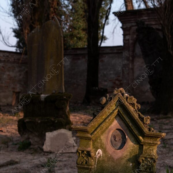 cimitero graveyard cemetery tomba tomb grave lapide headstone abbondonato abandoned forsaken rovine ruins dimenticato forgotten terzo paesaggio sole sun tramonto sunset sundown crepuscolo dusk twilight alba sunrise