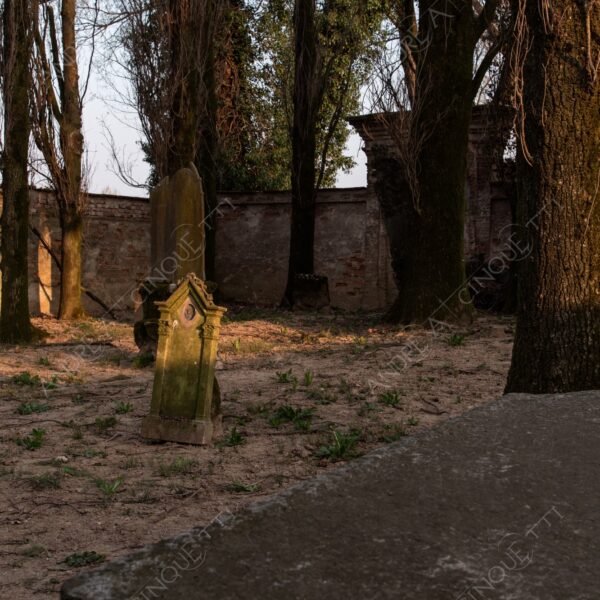 cimitero graveyard cemetery tomba tomb grave lapide headstone abbondonato abandoned forsaken rovine ruins dimenticato forgotten terzo paesaggio sole sun tramonto sunset sundown crepuscolo dusk twilight alba sunrise