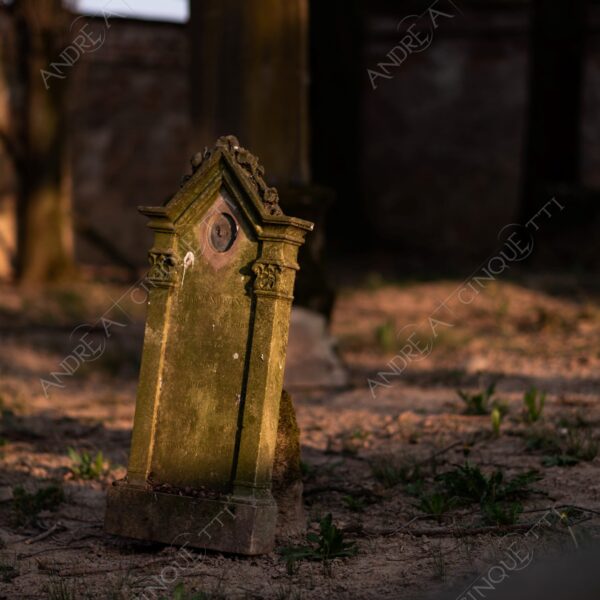 cimitero graveyard cemetery tomba tomb grave lapide headstone abbondonato abandoned forsaken rovine ruins dimenticato forgotten terzo paesaggio sole sun tramonto sunset sundown crepuscolo dusk twilight alba sunrise
