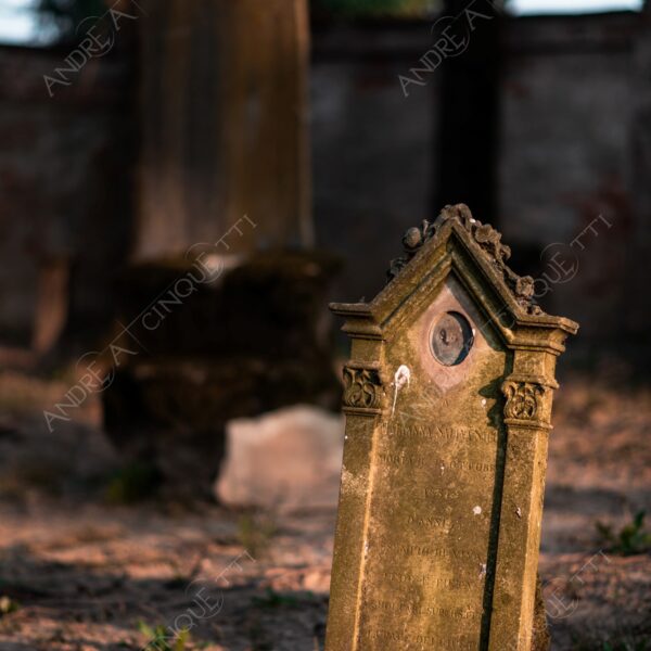 cimitero graveyard cemetery tomba tomb grave lapide headstone abbondonato abandoned forsaken rovine ruins dimenticato forgotten terzo paesaggio sole sun tramonto sunset sundown crepuscolo dusk twilight alba sunrise