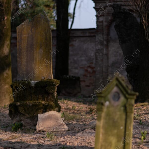 cimitero graveyard cemetery tomba tomb grave lapide headstone abbondonato abandoned forsaken rovine ruins dimenticato forgotten terzo paesaggio sole sun tramonto sunset sundown crepuscolo dusk twilight alba sunrise