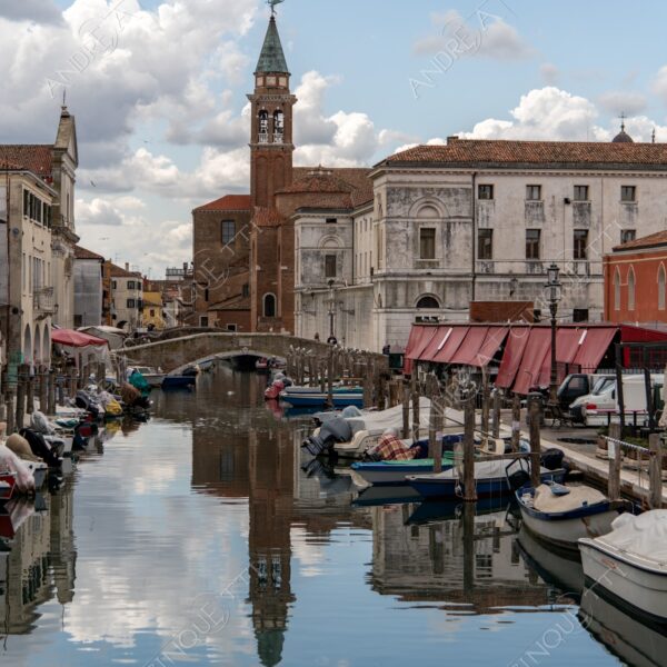 chioggia chiesa church ponte bridge canale channel canal barca boat ship mercato market nuvole clouds borgo village borough antico ancient riflessi reflections