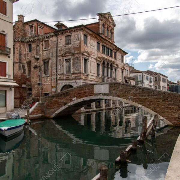 chioggia ponte bridge canale channel canal barca boat ship mercato market nuvole clouds borgo village borough antico ancient riflessi reflections