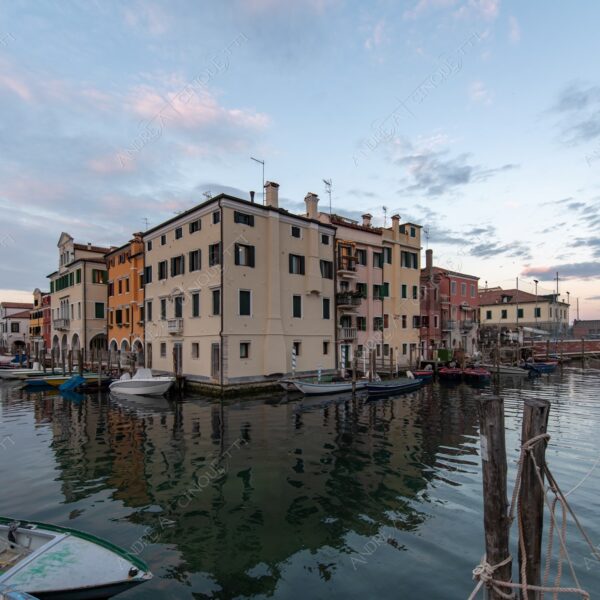 chioggia ponte bridge canale channel canal barca boat ship mercato market nuvole clouds borgo village borough antico ancient riflessi reflections alba sunrise tramonto sunset sundown crepuscolo dusk twilight blue hour