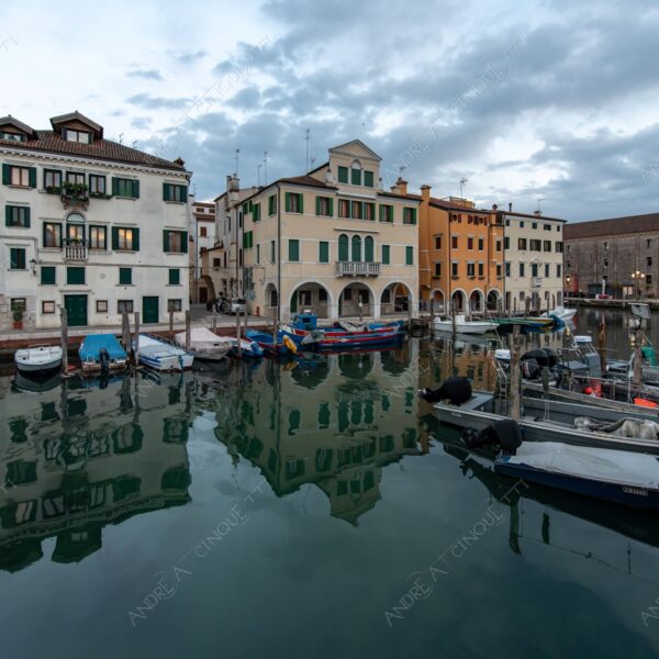 chioggia ponte bridge canale channel canal barca boat ship mercato market nuvole clouds borgo village borough antico ancient riflessi reflections alba sunrise tramonto sunset sundown crepuscolo dusk twilight blue hour