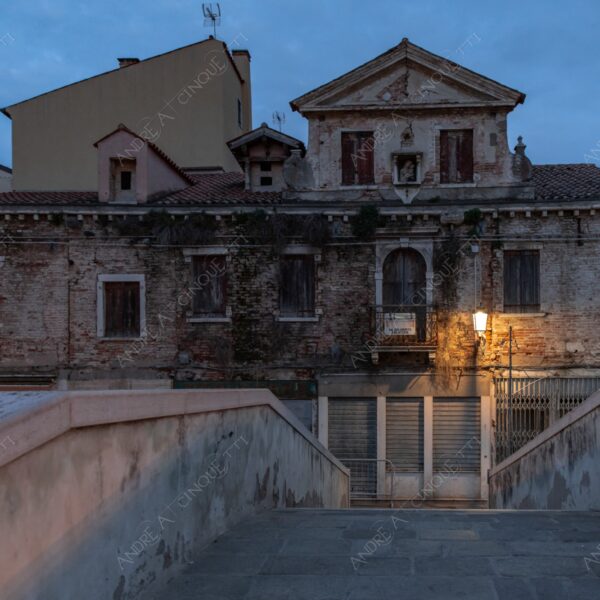 chioggia ponte bridge canale channel canal barca boat ship mercato market nuvole clouds borgo village borough antico ancient blue hour