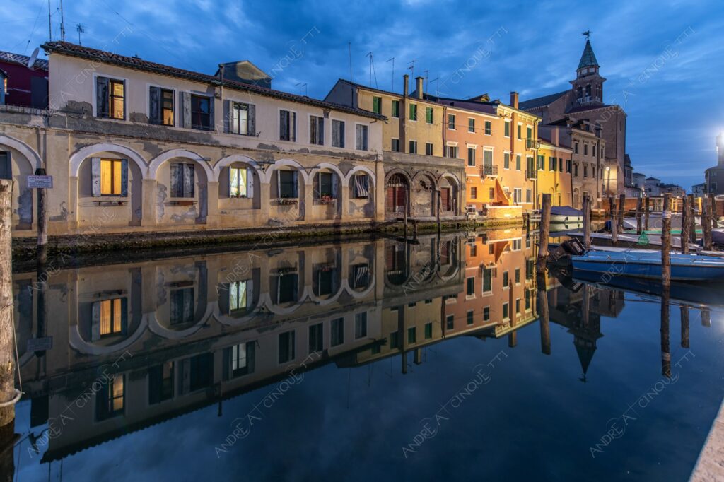 chioggia ponte bridge canale channel canal barca boat ship mercato market nuvole clouds borgo village borough antico ancient blue hour riflessi reflections