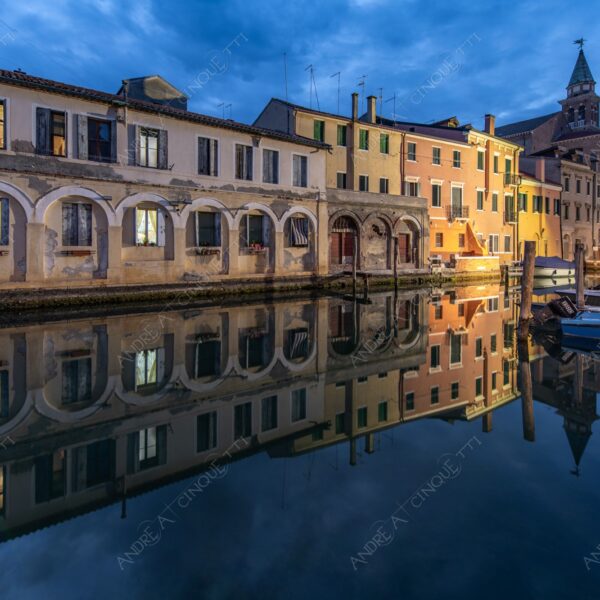 chioggia ponte bridge canale channel canal barca boat ship mercato market nuvole clouds borgo village borough antico ancient blue hour riflessi reflections