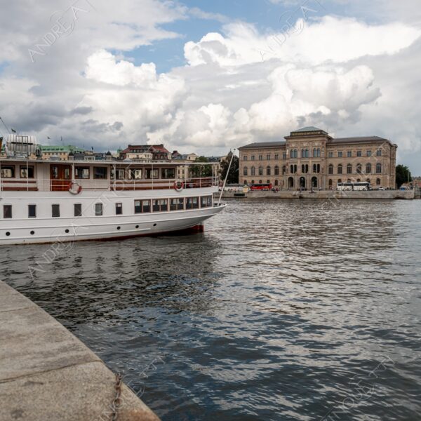 svezia sweden stoccolma stockholm porto harbour nave veliero sailing ship vascello vessel nuvole clouds parlamento parliament palazzo palace building