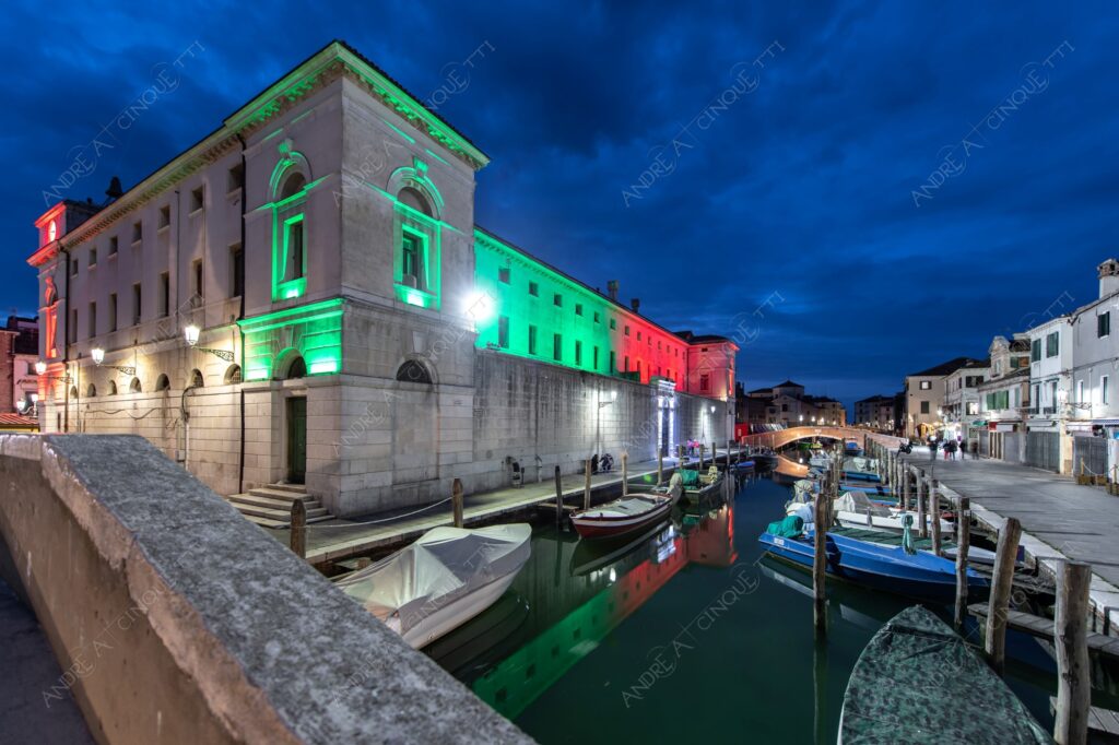 chioggia ponte bridge canale channel canal barca boat ship mercato market nuvole clouds borgo village borough antico ancient blue hour riflessi reflections